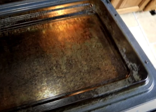 Masnu pećnicu možete očistiti sa samo jednim limunom i malo vode