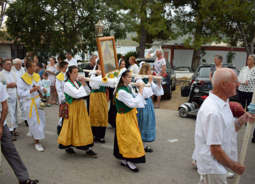 U Primoštenu proslavljena Gospa od Porta: Djevojke u nošnjama nosile sliku, procesiju pratile brodice