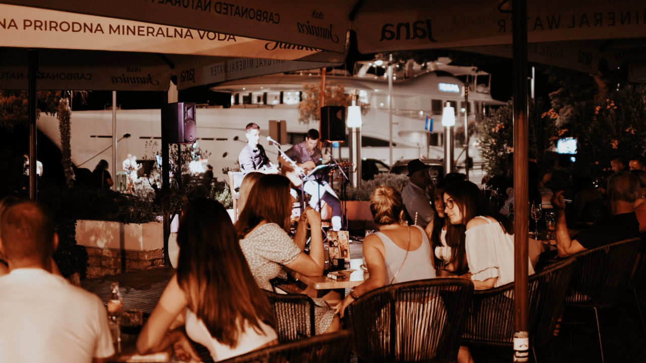 Ne propustite večeras veliki koncert Sinova na terasi ispred hotela Jadran!