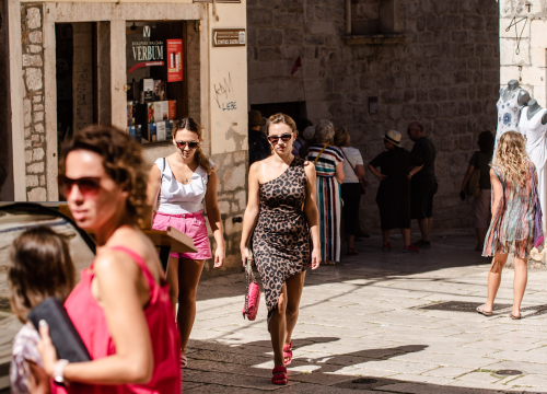 Fotografija 8 - Lijepe sugrađanke šarenim modnim kombinacijama ukrale sve poglede u centru grada