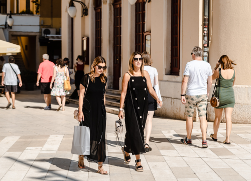 Fotografija 5 - Lijepe sugrađanke šarenim modnim kombinacijama ukrale sve poglede u centru grada