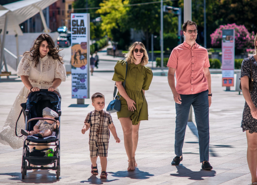 Fotografija 2 - Lijepe sugrađanke šarenim modnim kombinacijama ukrale sve poglede u centru grada