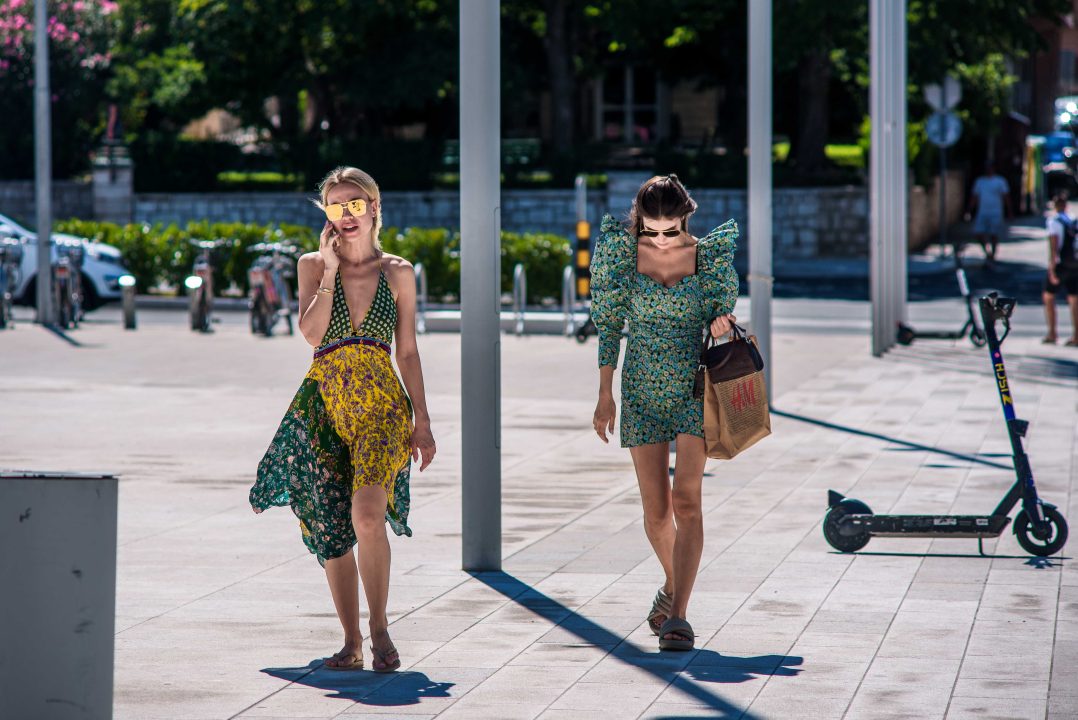 Lijepe sugrađanke šarenim modnim kombinacijama ukrale sve poglede u centru grada