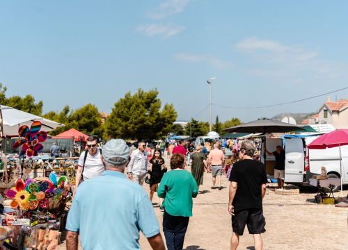 Janjetine nema, ali ima kukuruza: Pečenog, kuhanog i u obliku kokica. I brdo plastike