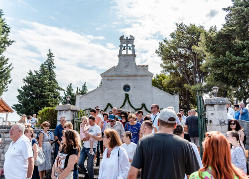 Fotografija 7 - Održana i svečana procesija: Središnju misu predvodio šibenski biskup Tomislav Rogić