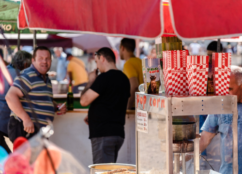 Fotografija 7 - Janjetine nema, ali ima kukuruza: Pečenog, kuhanog i u obliku kokica. I brdo plastike