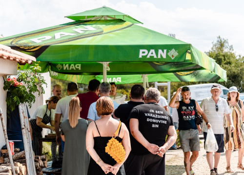 Fotografija 8 - Janjetine nema, ali ima kukuruza: Pečenog, kuhanog i u obliku kokica. I brdo plastike