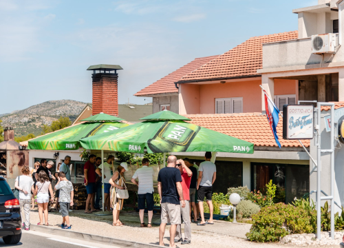 Fotografija 10 - Janjetine nema, ali ima kukuruza: Pečenog, kuhanog i u obliku kokica. I brdo plastike