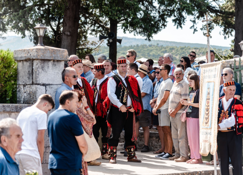 Fotografija 11 - Održana i svečana procesija: Središnju misu predvodio šibenski biskup Tomislav Rogić