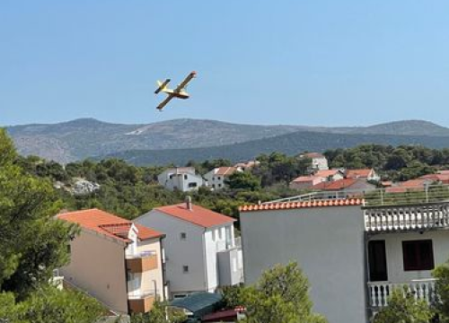 Fotografija 3 - U tijeku sanacija požarišta u Vrpolju: Na terenu 60 vatrogasaca i 21 vozilo