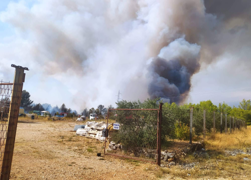 Fotografija 9 - U tijeku sanacija požarišta u Vrpolju: Na terenu 60 vatrogasaca i 21 vozilo