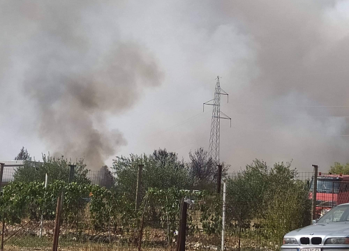 Fotografija 10 - U tijeku sanacija požarišta u Vrpolju: Na terenu 60 vatrogasaca i 21 vozilo