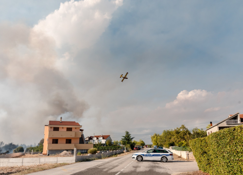 Fotografija 16 - U tijeku sanacija požarišta u Vrpolju: Na terenu 60 vatrogasaca i 21 vozilo