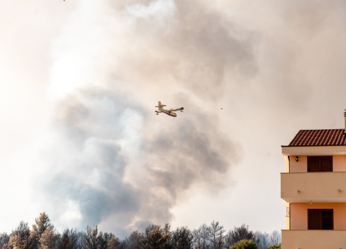 Fotografija 19 - U tijeku sanacija požarišta u Vrpolju: Na terenu 60 vatrogasaca i 21 vozilo