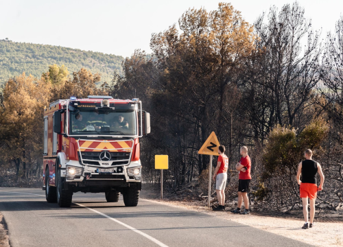 Fotografija 21 - U tijeku sanacija požarišta u Vrpolju: Na terenu 60 vatrogasaca i 21 vozilo