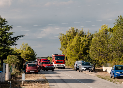 Fotografija 22 - U tijeku sanacija požarišta u Vrpolju: Na terenu 60 vatrogasaca i 21 vozilo