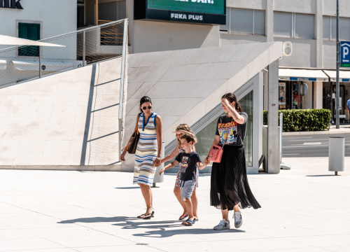 Fotografija 7 - Lepršave i prozračne haljine zavladale gradom: Provjerite tko nam je upao u oko!