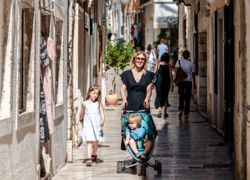 Fotografija 5 - Lepršave i prozračne haljine zavladale gradom: Provjerite tko nam je upao u oko!