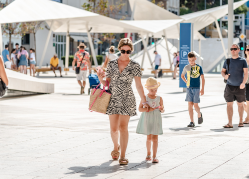 Fotografija 2 - Lepršave i prozračne haljine zavladale gradom: Provjerite tko nam je upao u oko!