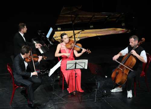 Klasične zvijezde u kazalištu predstavile novi koncertni klavir: Ovo je razlika između srebra i zlata