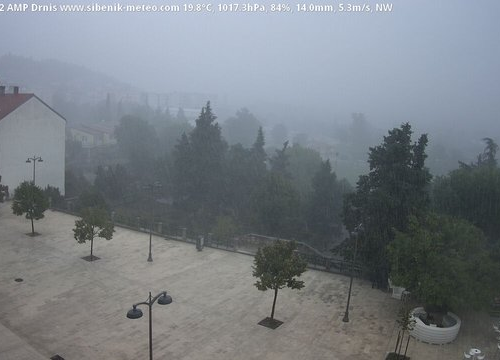 Nevrijeme zahvatilo Drniš: Za kratko vrijeme palo gotovo 40 litara kiše