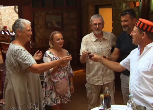 Domaćin zatajio da mu je supruga napravila desert, a dlaka u jelu umanjila je ocjenu