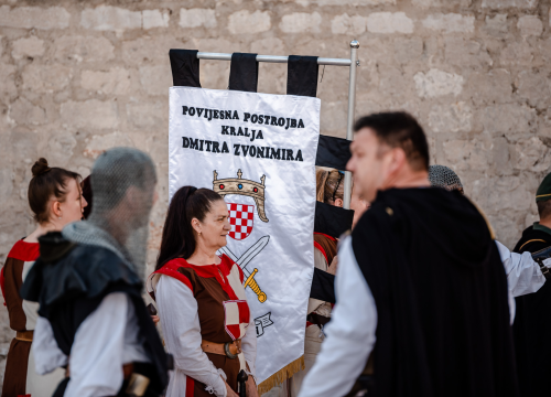 Fotografija 2 - Mačevanjem povijesnih postrojbi na Poljani počela 'Opsada Šibenika 1647.'