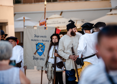Fotografija 4 - Mačevanjem povijesnih postrojbi na Poljani počela 'Opsada Šibenika 1647.'