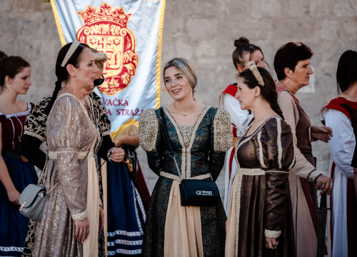 Fotografija 5 - Mačevanjem povijesnih postrojbi na Poljani počela 'Opsada Šibenika 1647.'