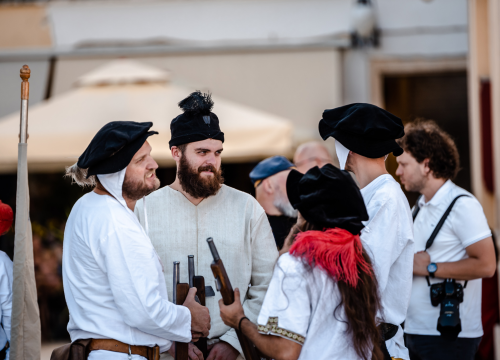 Fotografija 7 - Mačevanjem povijesnih postrojbi na Poljani počela 'Opsada Šibenika 1647.'