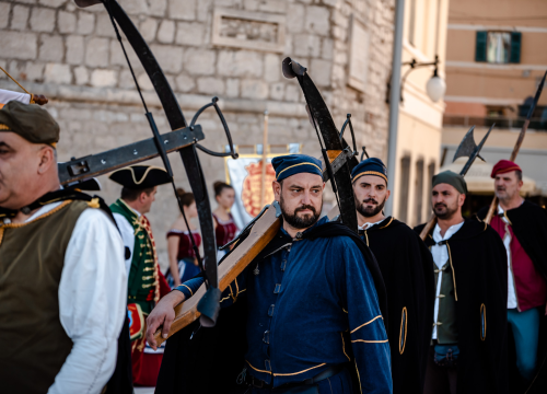 Fotografija 9 - Mačevanjem povijesnih postrojbi na Poljani počela 'Opsada Šibenika 1647.'