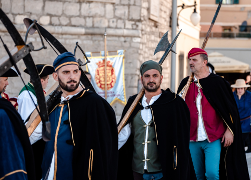 Fotografija 10 - Mačevanjem povijesnih postrojbi na Poljani počela 'Opsada Šibenika 1647.'