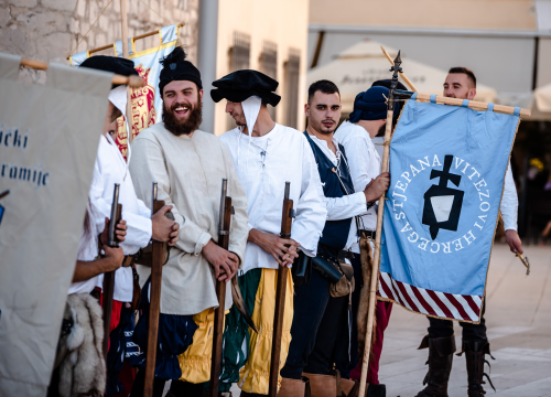 Fotografija 11 - Mačevanjem povijesnih postrojbi na Poljani počela 'Opsada Šibenika 1647.'