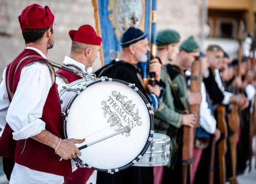 Fotografija 14 - Mačevanjem povijesnih postrojbi na Poljani počela 'Opsada Šibenika 1647.'