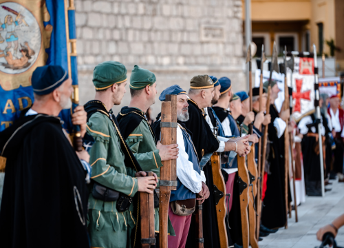 Fotografija 15 - Mačevanjem povijesnih postrojbi na Poljani počela 'Opsada Šibenika 1647.'