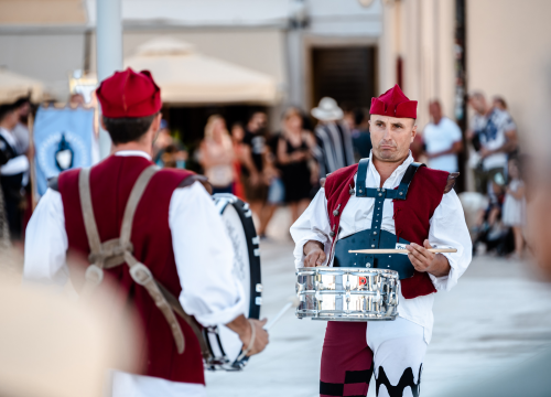 Fotografija 16 - Mačevanjem povijesnih postrojbi na Poljani počela 'Opsada Šibenika 1647.'