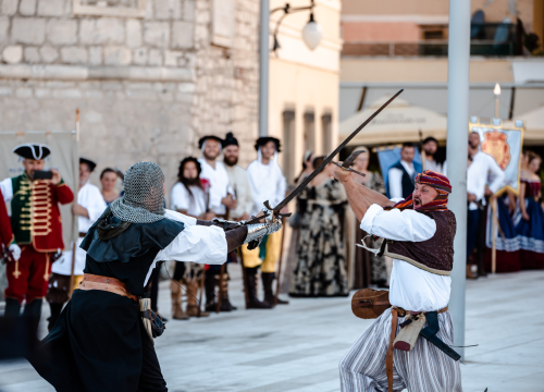 Fotografija 17 - Mačevanjem povijesnih postrojbi na Poljani počela 'Opsada Šibenika 1647.'