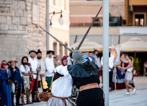 Fotografija 18 - Mačevanjem povijesnih postrojbi na Poljani počela 'Opsada Šibenika 1647.'