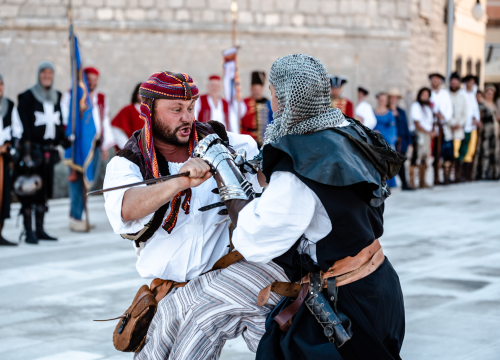 Fotografija 20 - Mačevanjem povijesnih postrojbi na Poljani počela 'Opsada Šibenika 1647.'