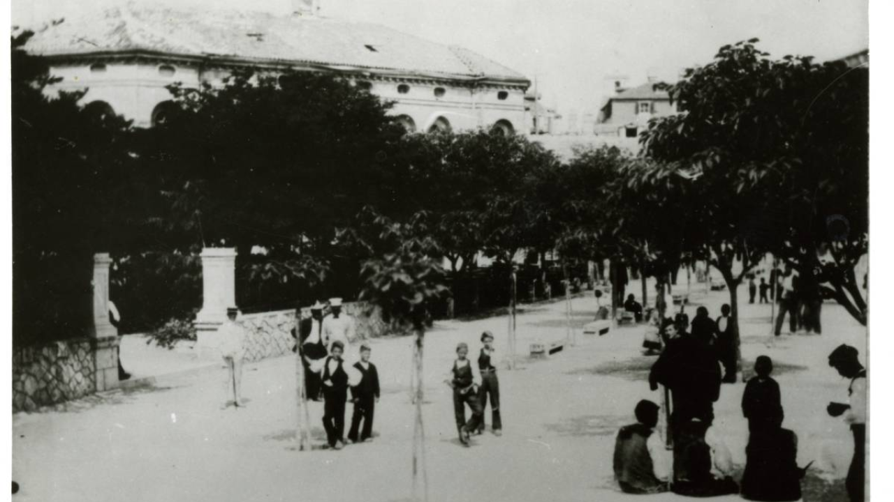 Šibenski leksikon: Bacija je očadu na nju dok su šetali Poljanom, a ona ga ne obadaje, njanci zz