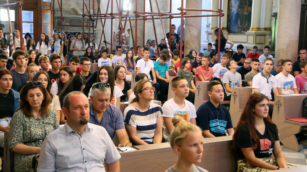 U katedrali misa za srednjoškolce. Biskup učenicima poručio da budu sol i svjetlo svijeta