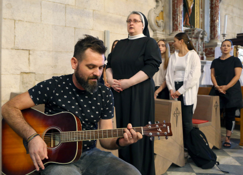 Fotografija 2 - U katedrali misa za srednjoškolce. Biskup učenicima poručio da budu sol i svjetlo svijeta