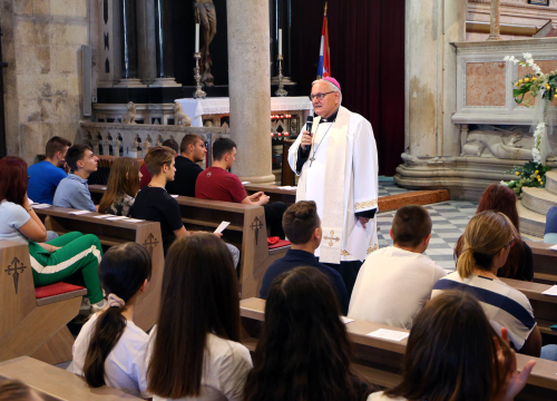 Fotografija 3 - U katedrali misa za srednjoškolce. Biskup učenicima poručio da budu sol i svjetlo svijeta