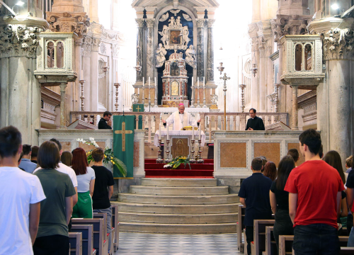 Fotografija 5 - U katedrali misa za srednjoškolce. Biskup učenicima poručio da budu sol i svjetlo svijeta