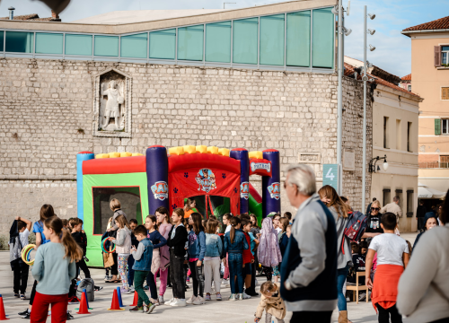 Fotografija 3 - Poljana puna djece: Voze električne romobile i bicikle, uče o sigurnosti u prometu
