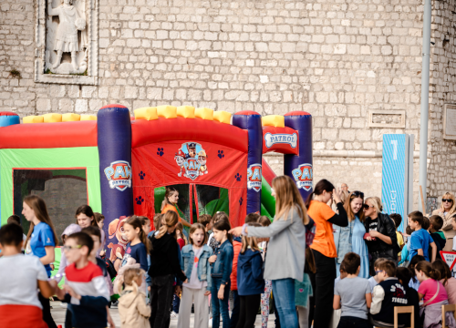 Fotografija 10 - Poljana puna djece: Voze električne romobile i bicikle, uče o sigurnosti u prometu