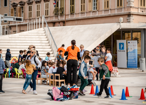 Fotografija 12 - Poljana puna djece: Voze električne romobile i bicikle, uče o sigurnosti u prometu