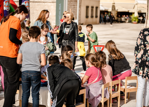 Fotografija 14 - Poljana puna djece: Voze električne romobile i bicikle, uče o sigurnosti u prometu