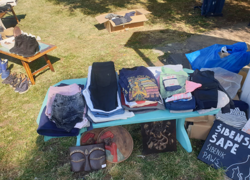 Fotografija 4 - Buvljak ispred Azimuta: Uključile se i Šibenske šape, prihod ide za liječenje nezbrinutih i bolesnih životinja