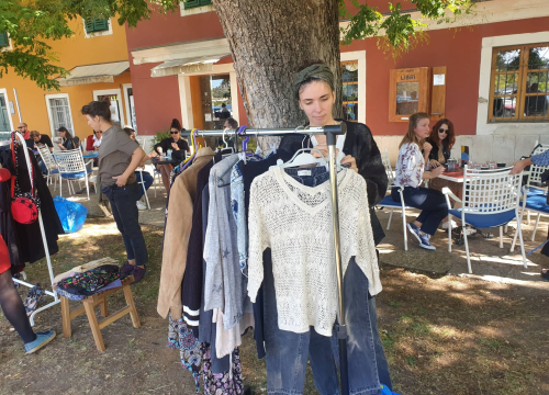 Fotografija 3 - Buvljak ispred Azimuta: Uključile se i Šibenske šape, prihod ide za liječenje nezbrinutih i bolesnih životinja